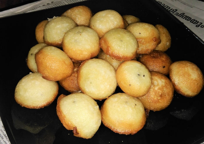 Kannoorappam / Pancharayappam / Panchara Neyyappam / White Unniyappam Kannoorappam / Pancharayappam / Kannur appam